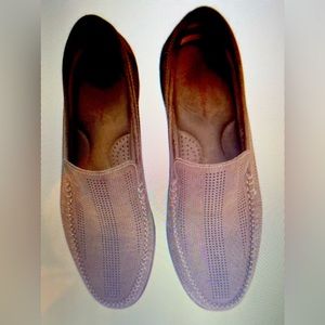 Tommy Bahama Felton Slip on Leather Loafers from Brazil. All most brand new!